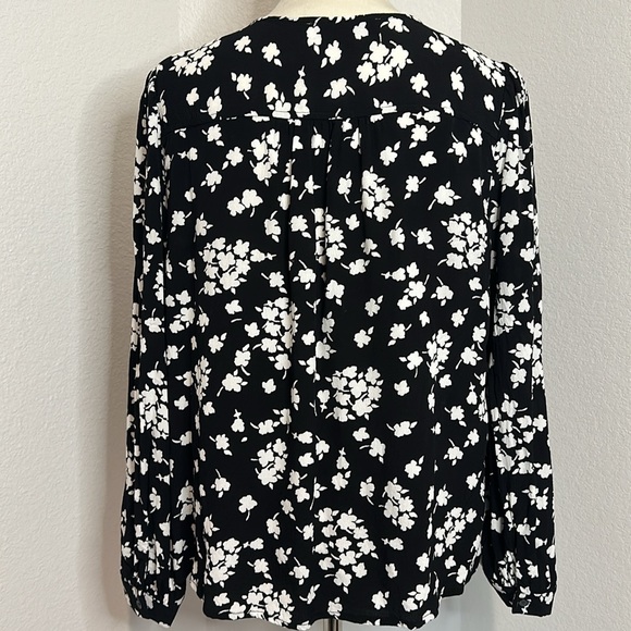 NWOT Loft Floral V-Neck Button Blouse (Lp) - Picture 7 of 12